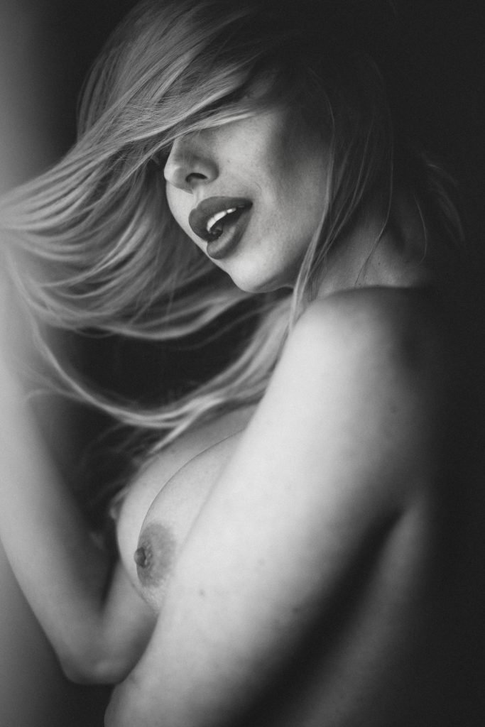 Larissa Heard Nude &amp; Sexy (9 Photos)