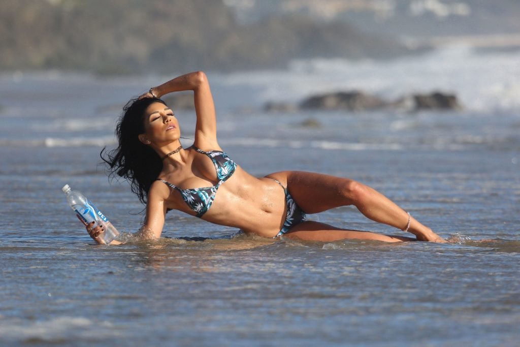 Lizzeth Acosta Presents The Best Water Brand And Herself (39 Photos + Gifs)