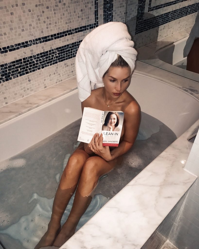 Lottie Moss Likes Reading Books Naked (2 Pics)
