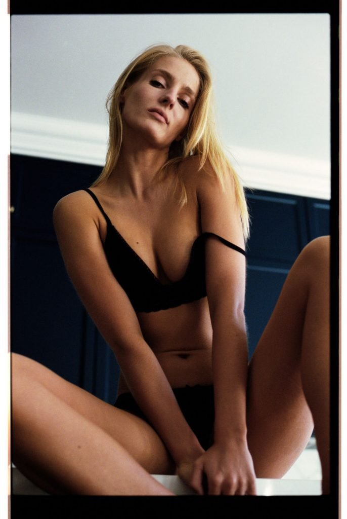 Natalia Uliasz Nude &amp; Sexy (17 Photos)