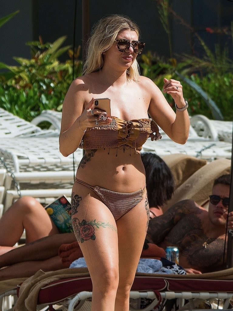 Olivia Buckland Shows Off Her Butt On The Beach (22 Photos)
