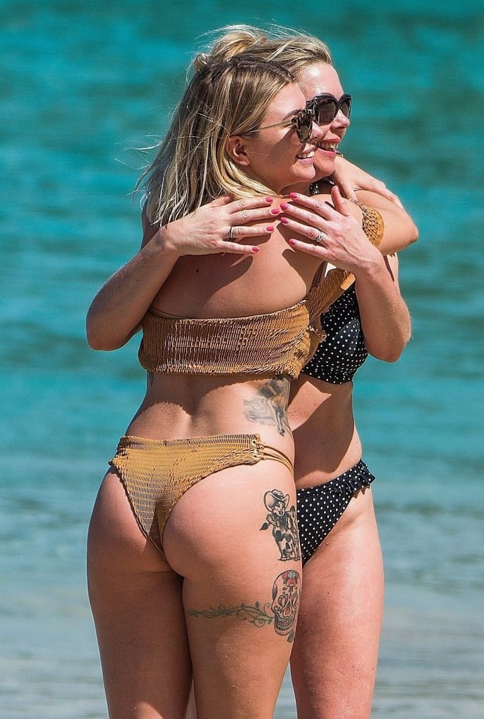 Olivia Buckland Shows Off Her Butt On The Beach (22 Photos)