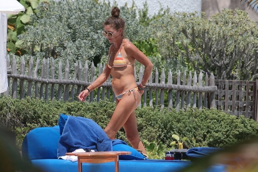 Rebecca Gayheart Shows Off Her Sexy Body in Mexico (14 Photos)
