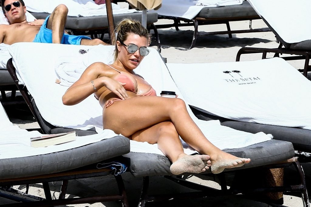 Sexy Samantha Hoopes Shows Off Her Hooters On The Beach (69 Photos)