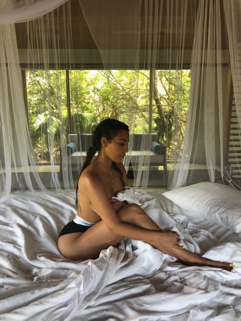 Kim Kardashian Topless (2 Pics)