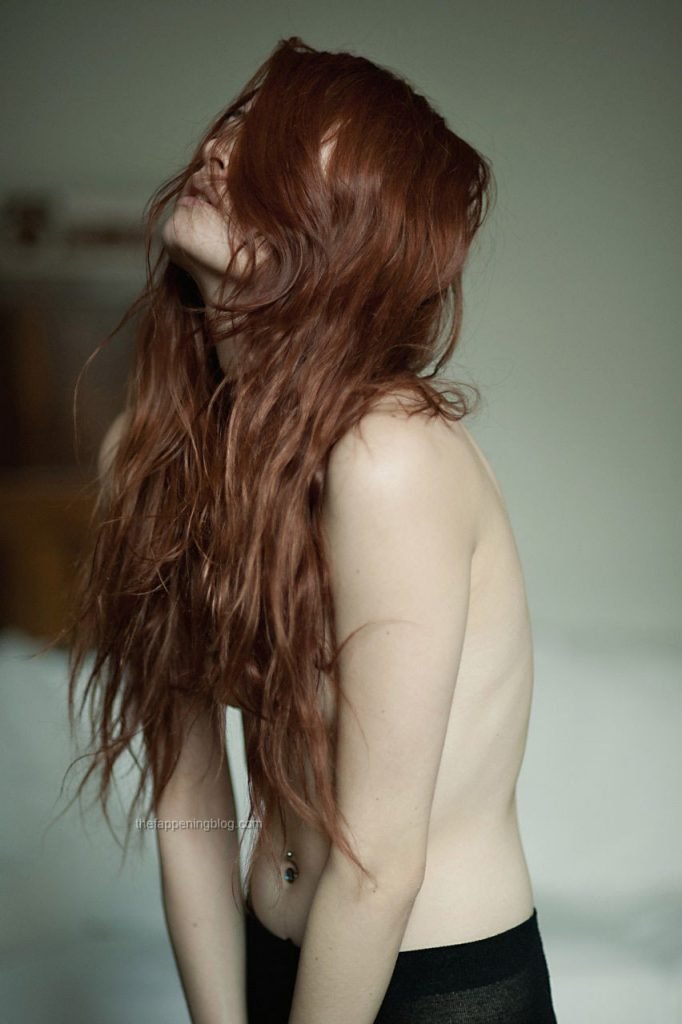 Nina Sever  nackt