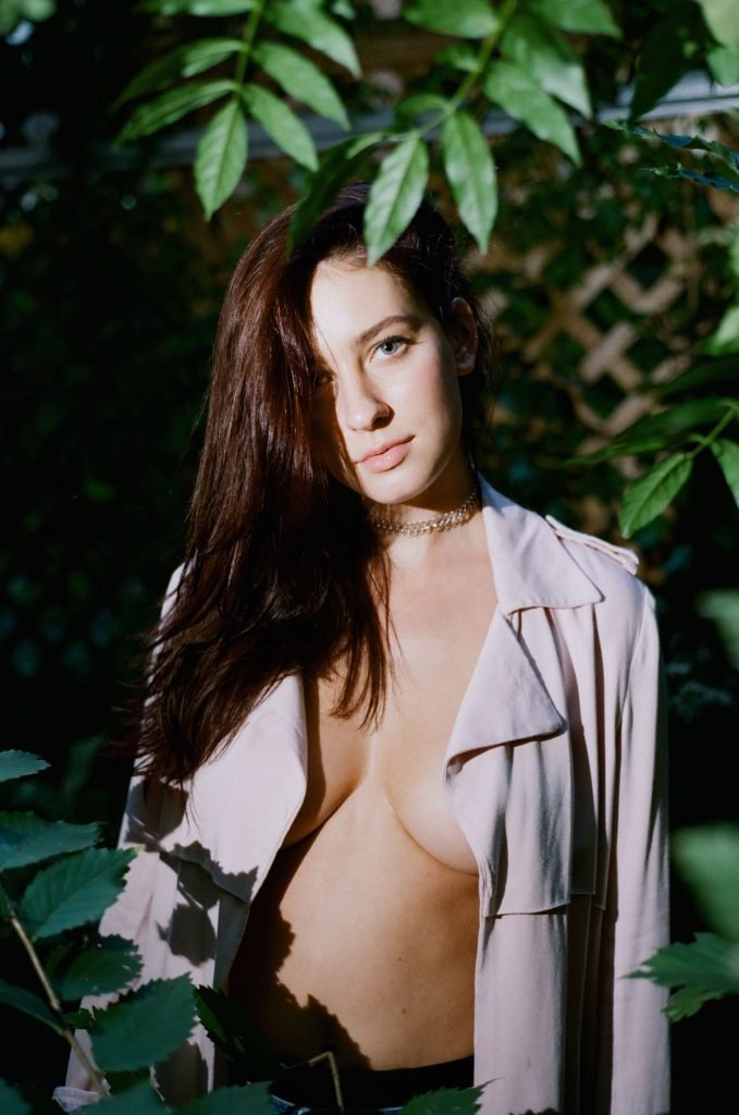Olivia Norella Sexy &amp; Topless (20 Photos)