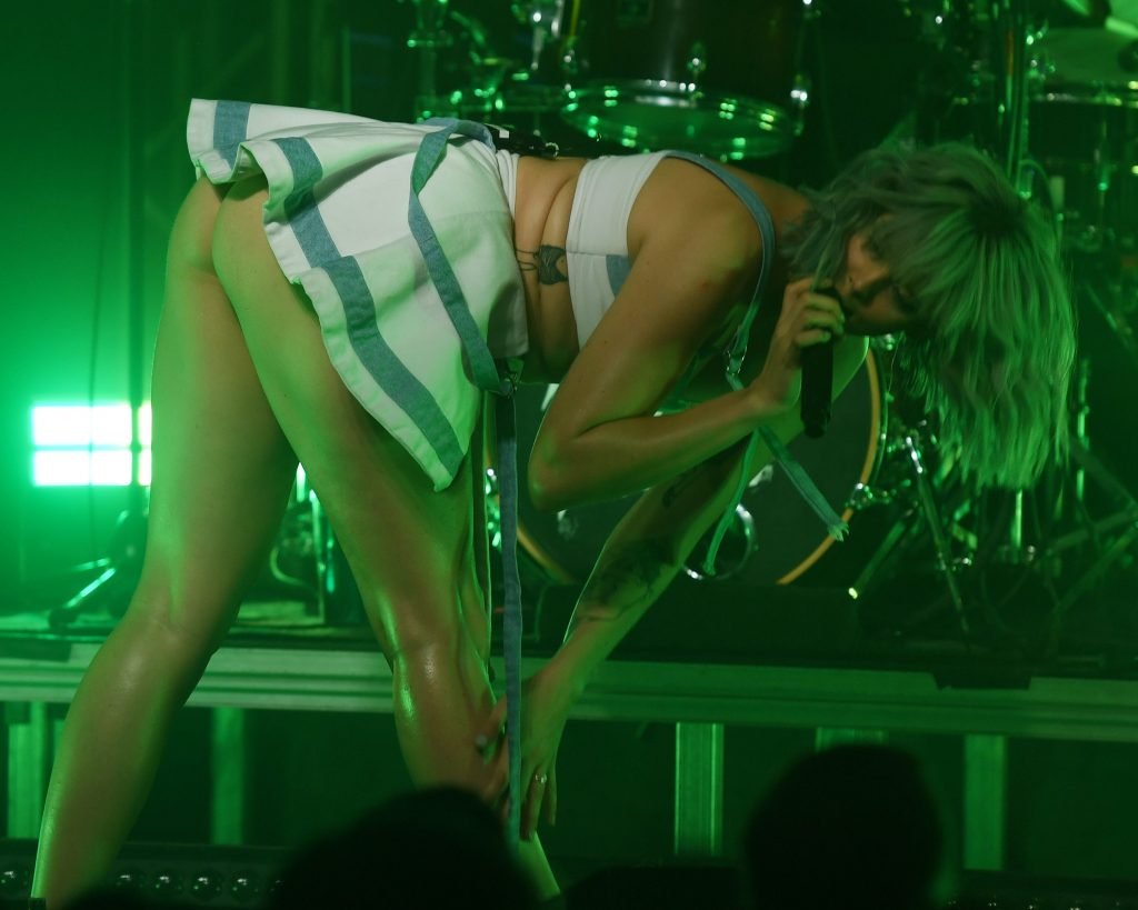 Betty Who Flashes Ass On Stage (34 Photos)