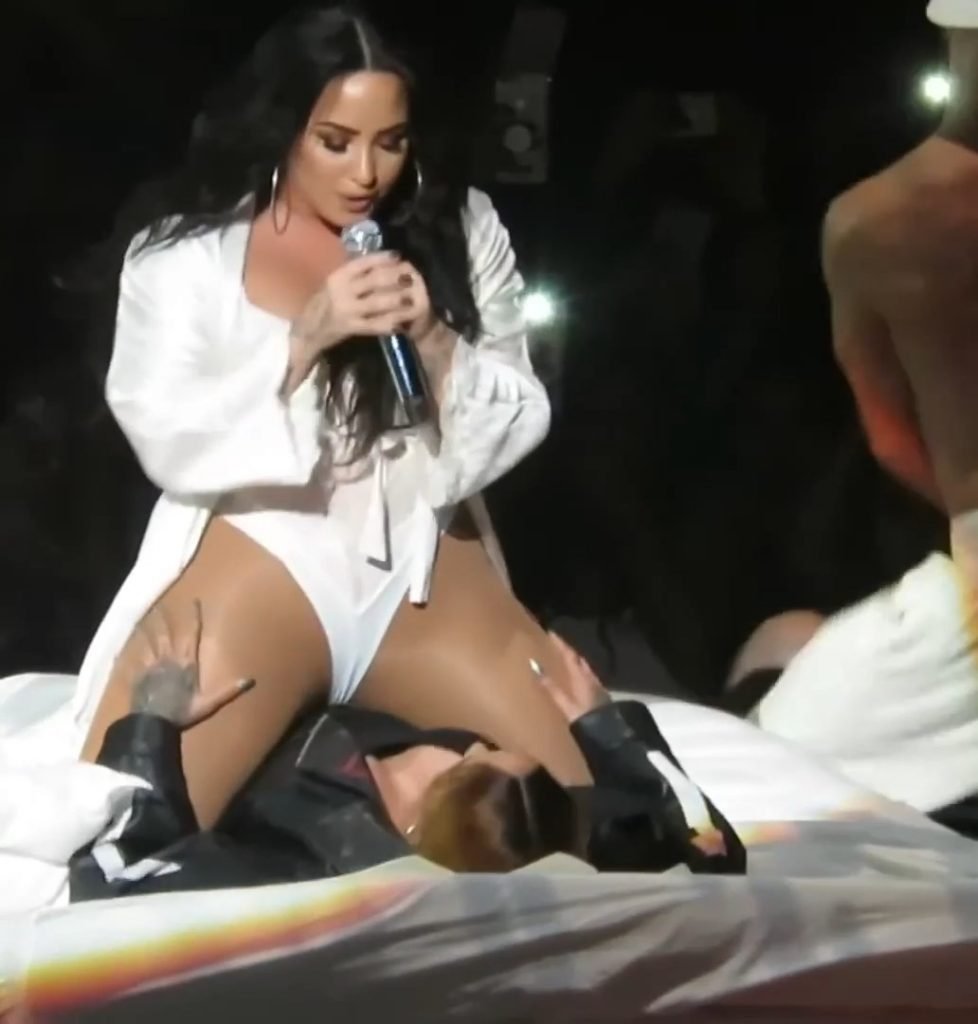 Demi Lovato &amp; Kehlani Getting Intimate on Stage (18 Pics + Gifs &amp; Video)