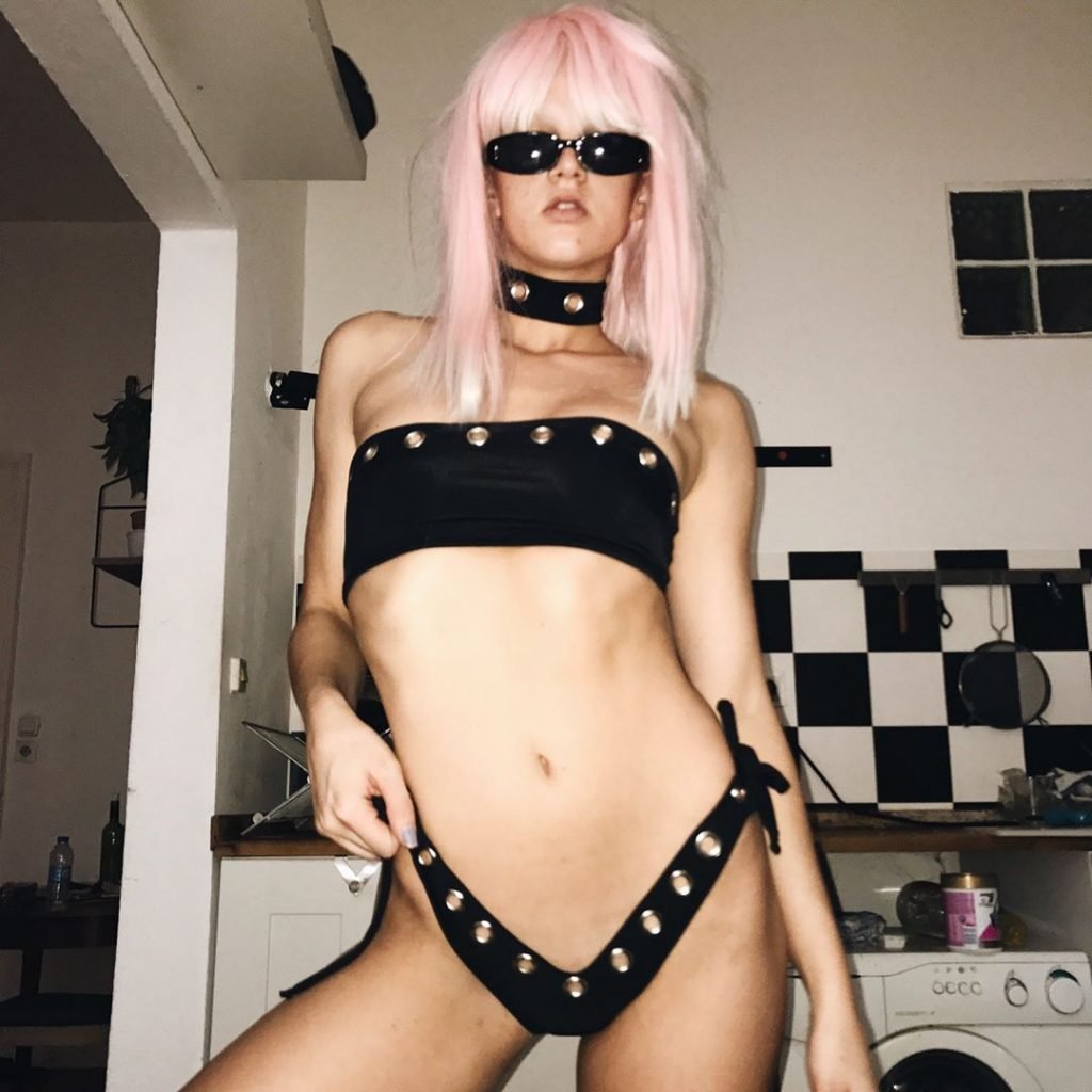 Katie Kuips Nude &amp; Sexy (100 Photos)
