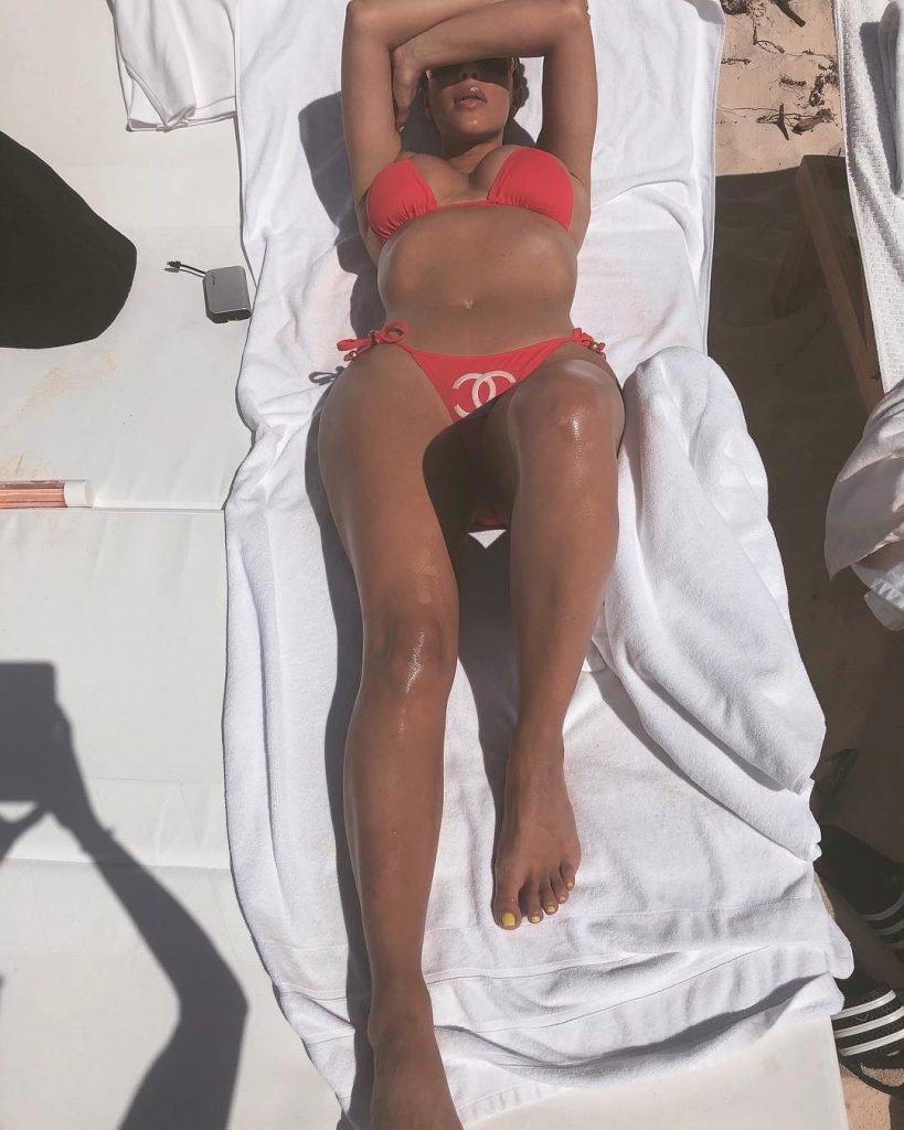 Kim Kardashian West Sexy (10 Pics + Gifs)