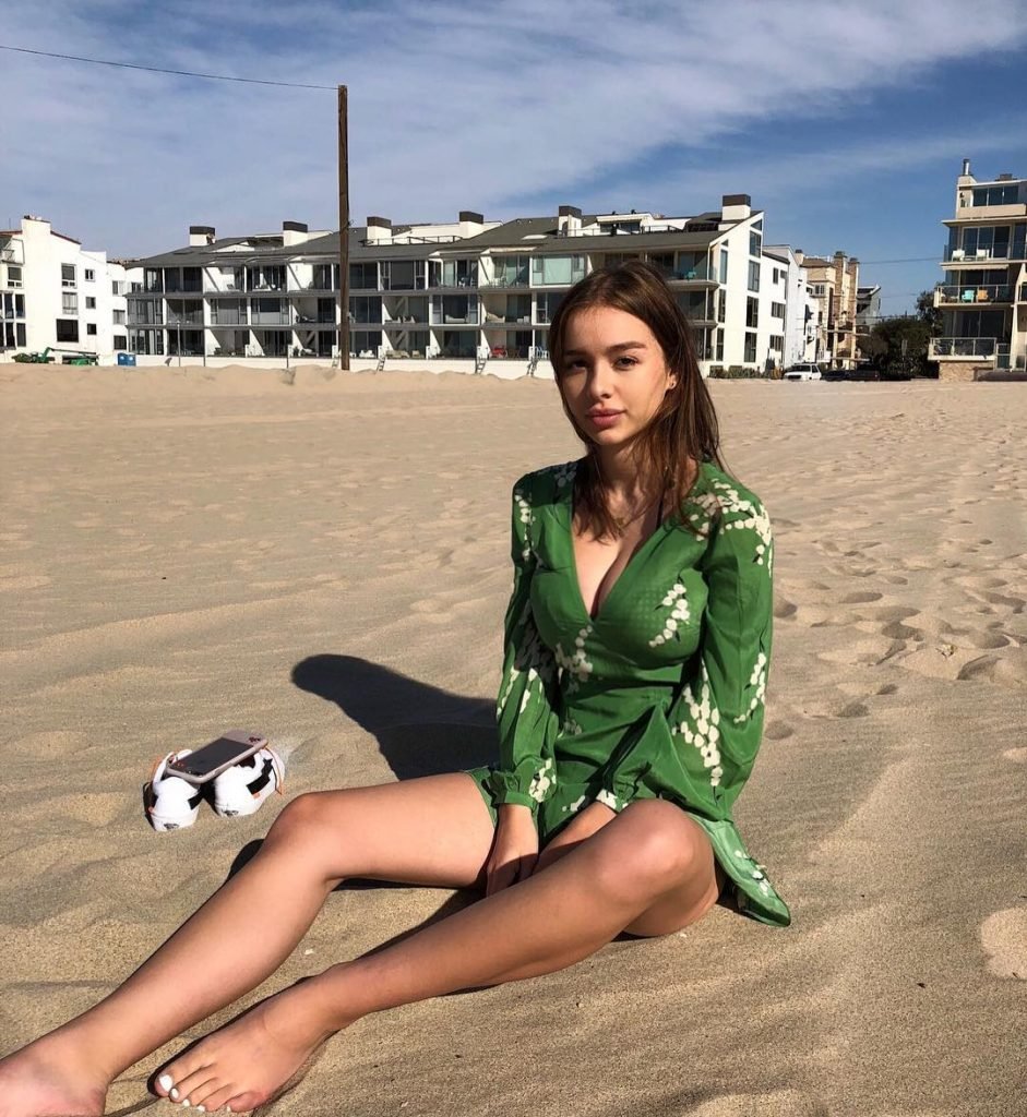 Sophie Mudd Sexy &amp; Topless (12 Photos + Gif)