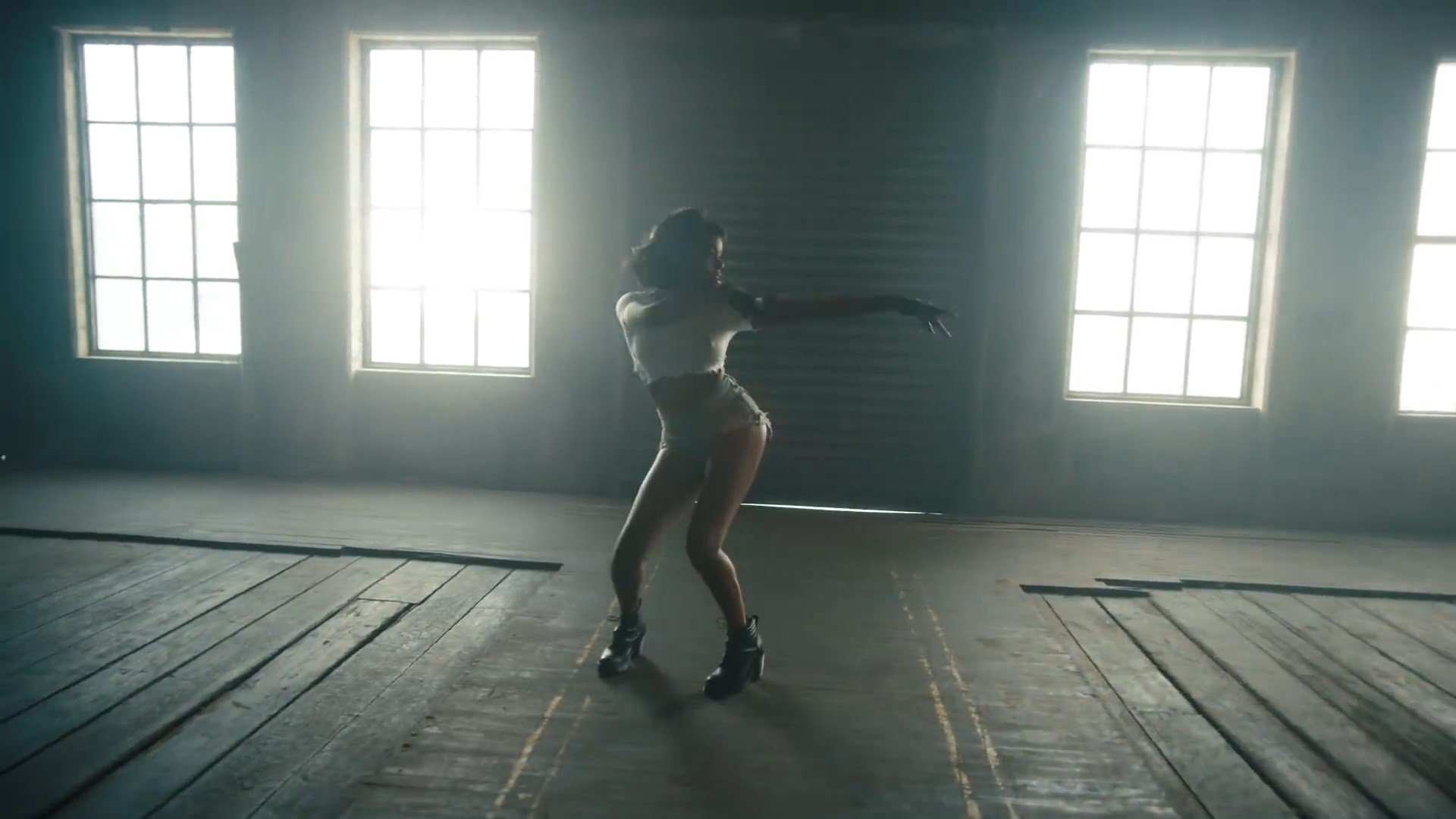 Azealia Banks drops new music video Anna Wintour (2018). 