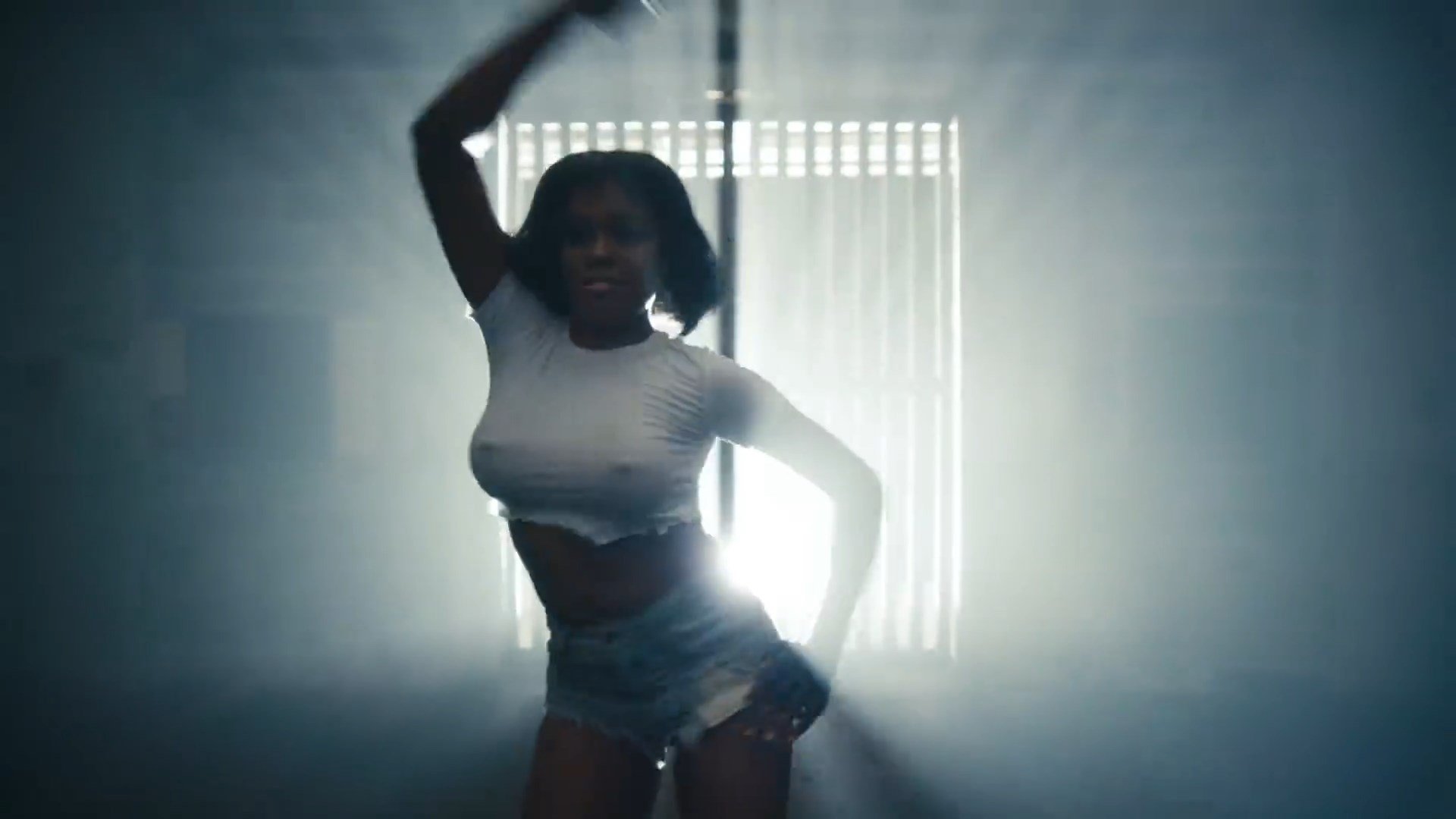 Azealia Banks drops new music video Anna Wintour (2018). 