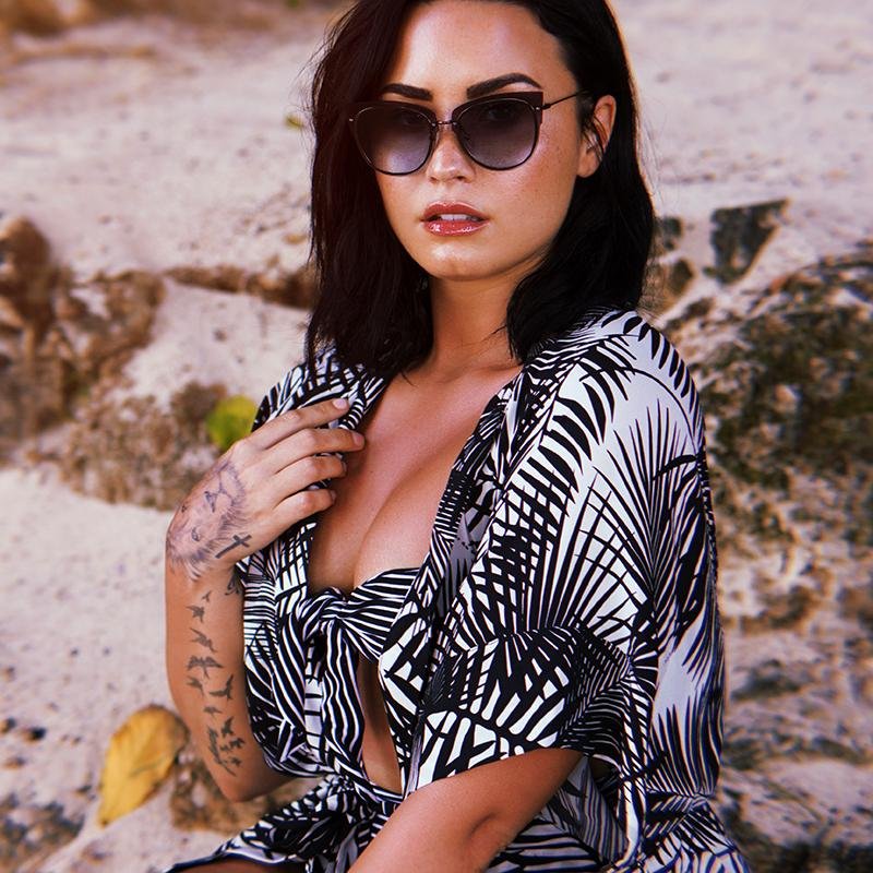 Demi Lovato Sexy (18 Photos + GIF)