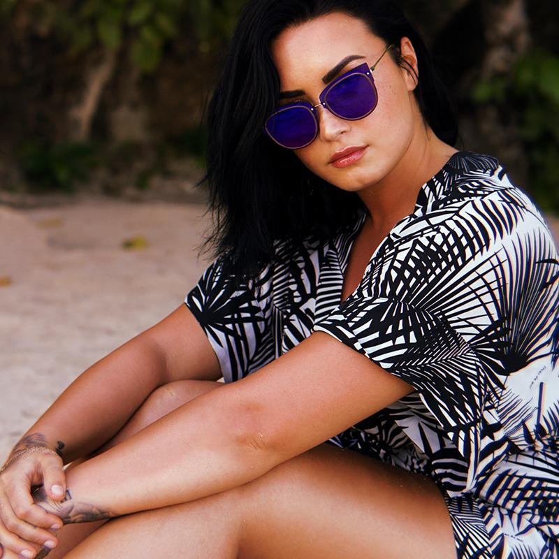 Demi Lovato Sexy (18 Photos + GIF)