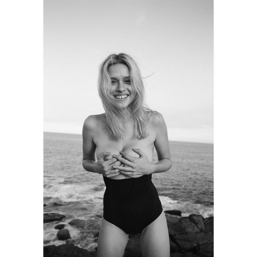 Elle Brittain Nude &amp; Sexy (36 Photos)