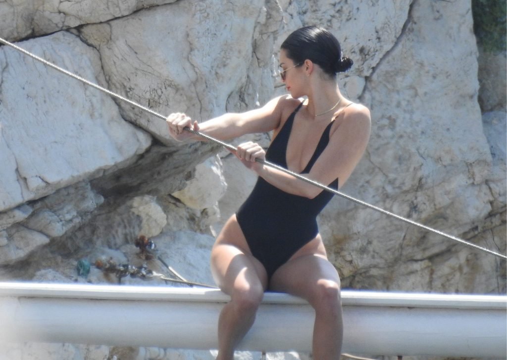 Kendall Jenner Sexy (105 Photos)