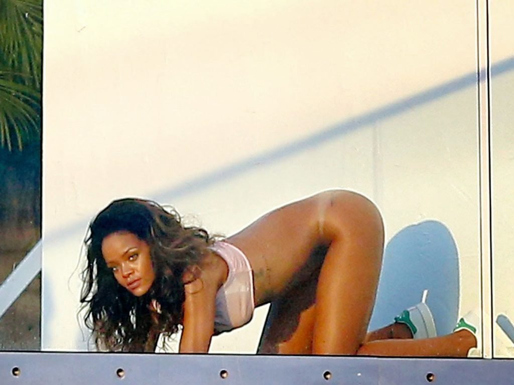 Rihanna Nude &amp; Sexy (23 Photos)
