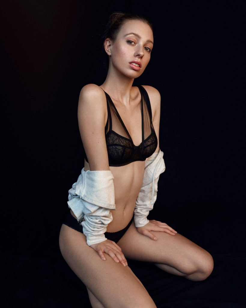 Tillie Medland Nude &amp; Sexy (31 Photos)