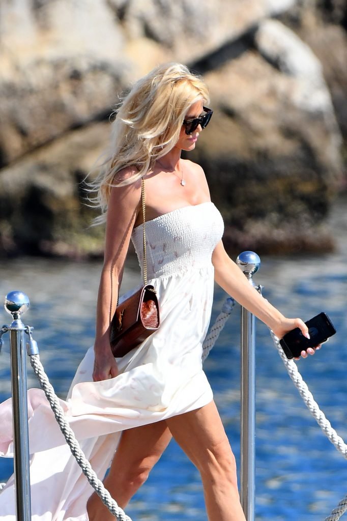 Victoria Silvstedt Flashes Her Butt (22 Photos)