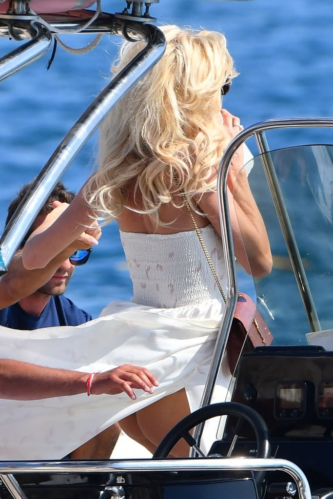 Victoria Silvstedt Flashes Her Butt (22 Photos)