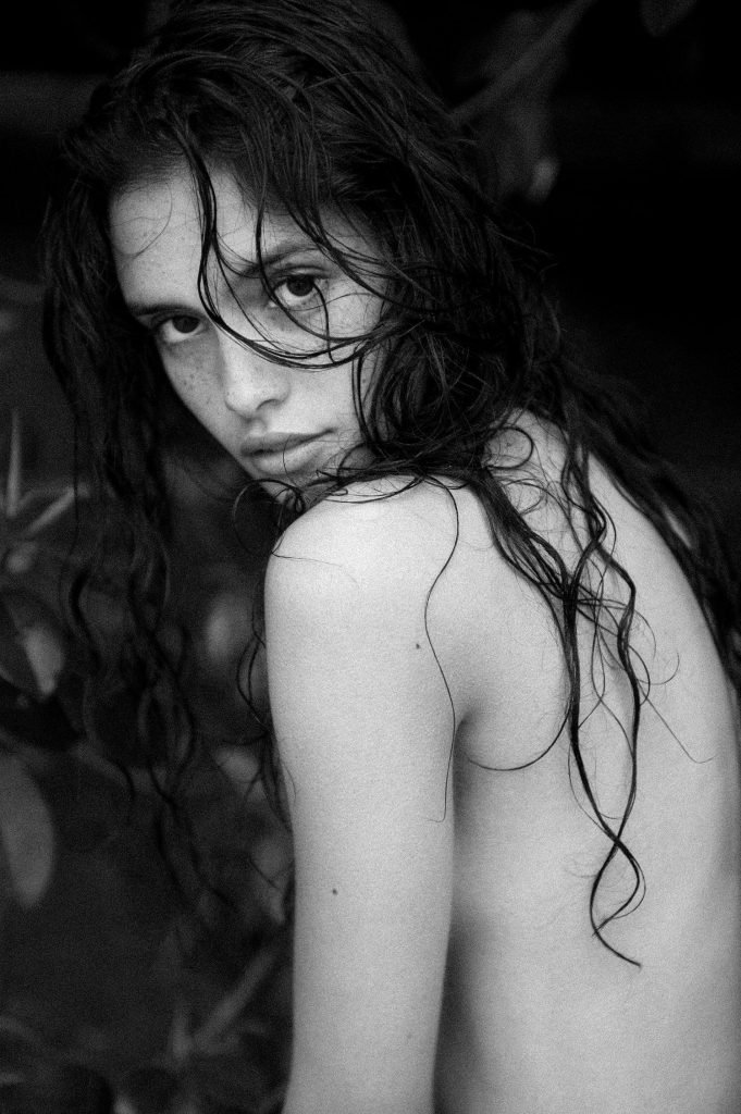 Zoe Barnard Nude &amp; Sexy (19 Photos)