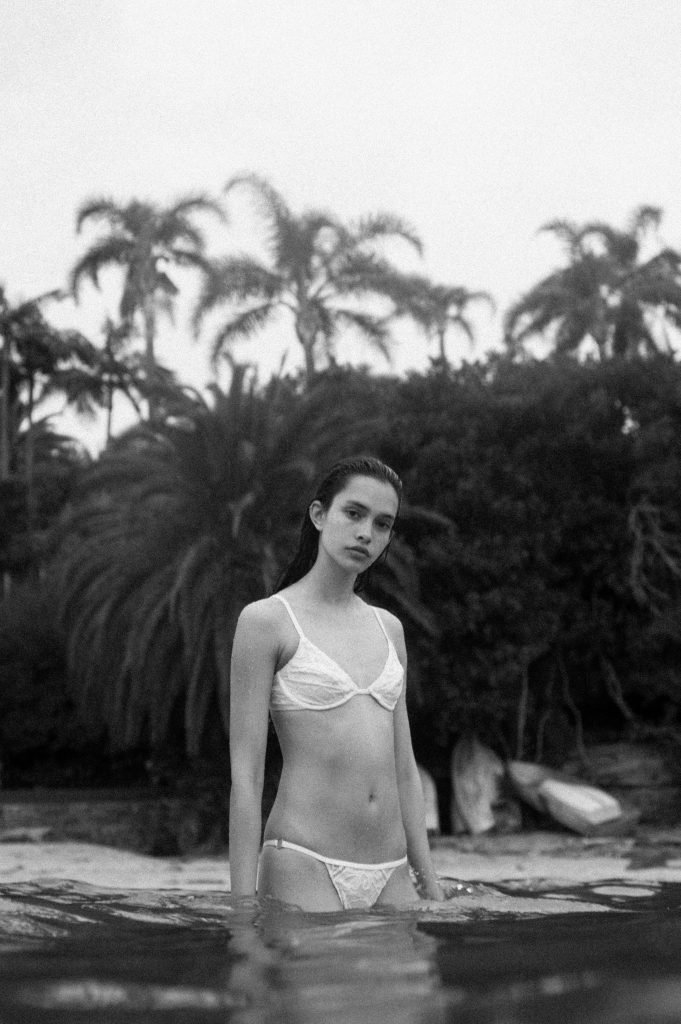 Zoe Barnard Nude &amp; Sexy (19 Photos)