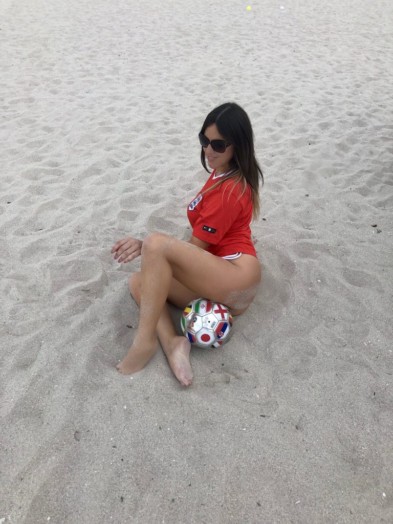 Claudia Romani Sexy (26 Photos + GIF)