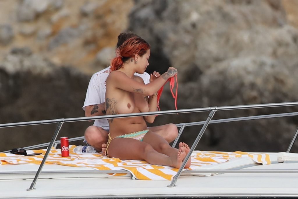 Rita Ora Topless (16 HQ Photos)