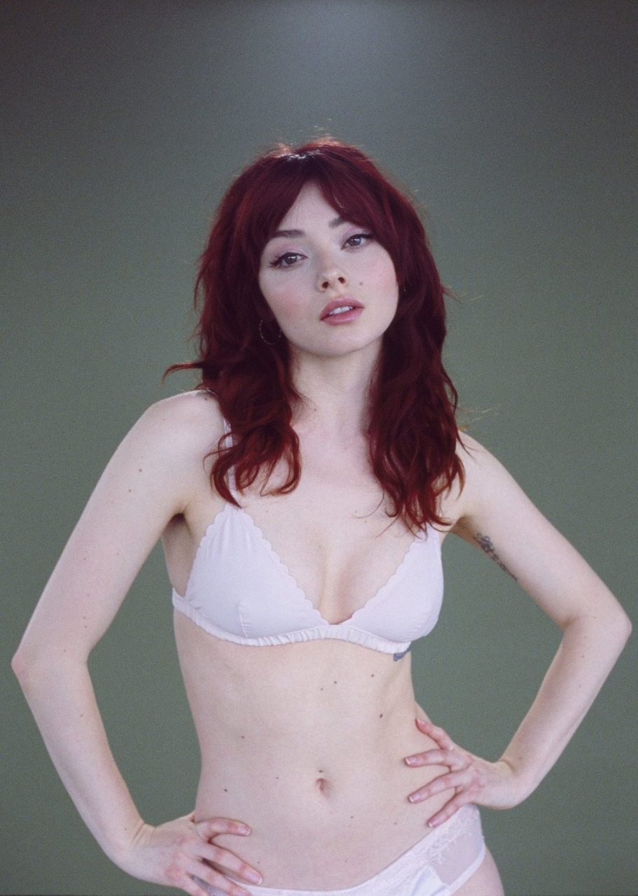 Alina Phillips Nude &amp; Sexy (41 Photos)