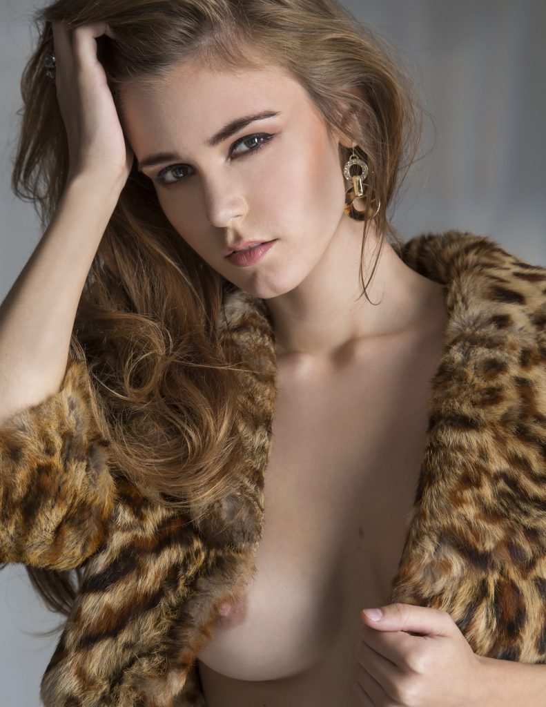 Amberleigh West Sexy &amp; Topless (17 Photos)