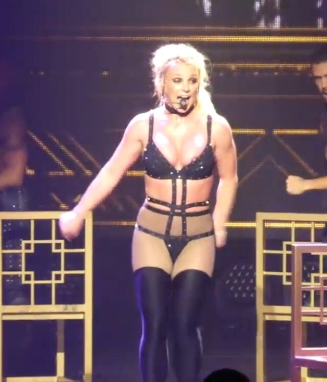 Britney Spears Has EMBARRASSING Wardrobe Malfunction! 