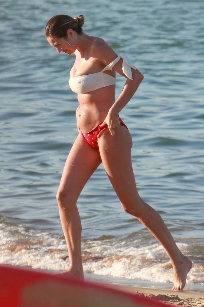 Candice Swanepoel Sexy (38 Photos)