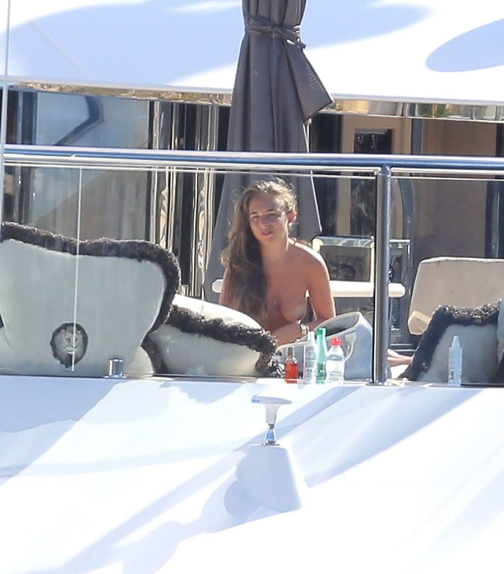 Chloe Green Topless (5 Photos)