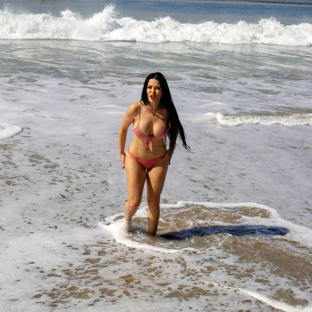 Claudia Alende Nude &amp; Sexy (45 Photos)