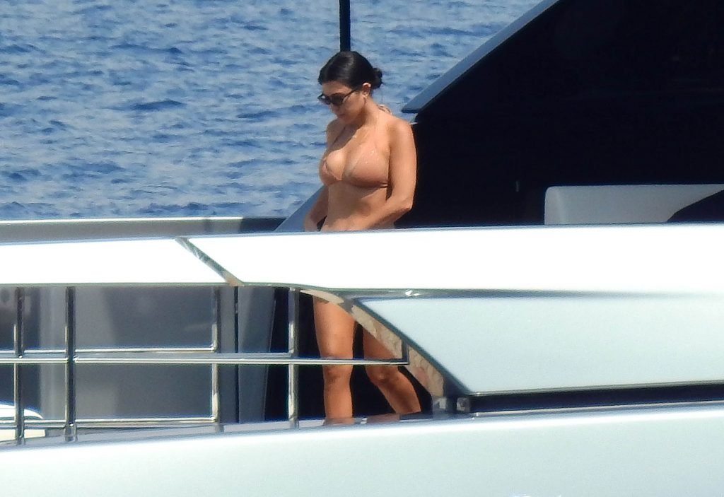 Kourtney Kardashian Sexy (9 Photos)
