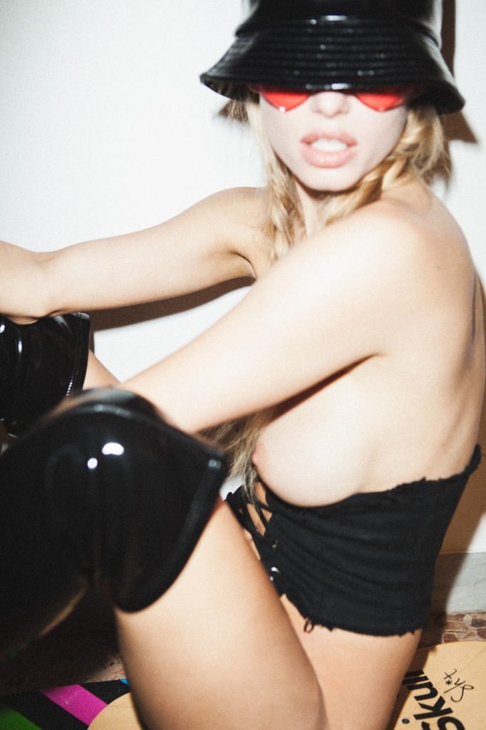 Olga De Mar Nude &amp; Sexy (15 Photos)