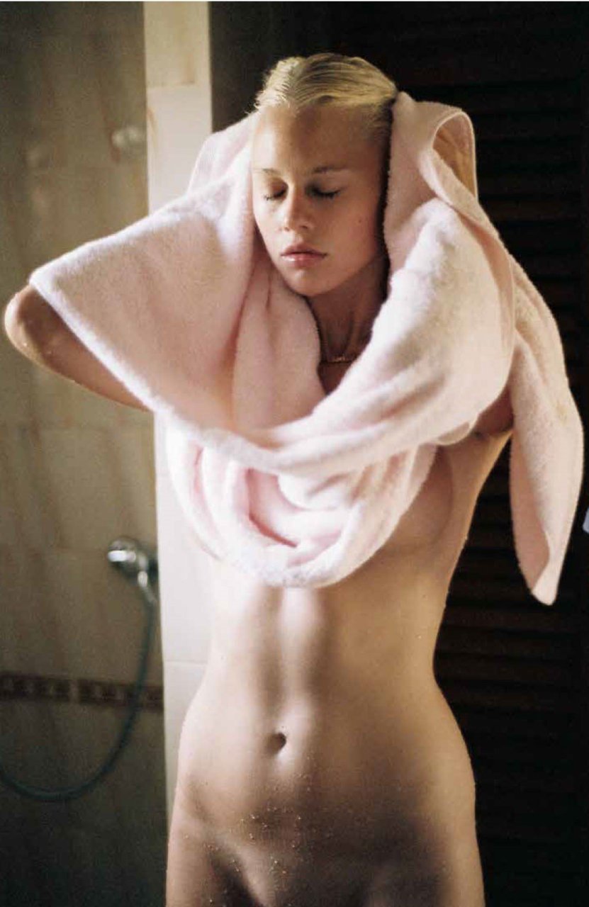 Becca Hiller Nude &amp; Sexy (9 Photos)