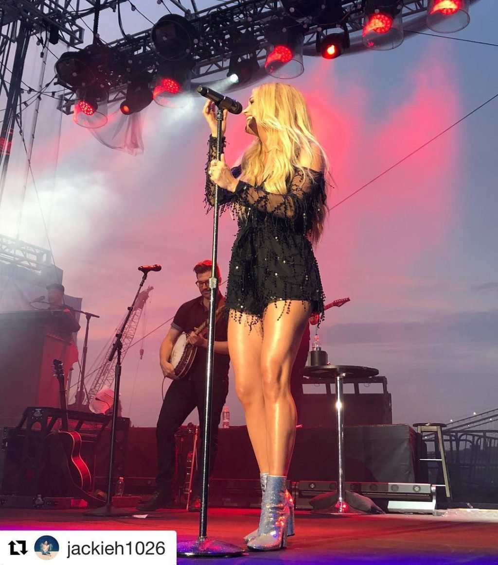 Carrie Underwood Sexy (31 Photos)