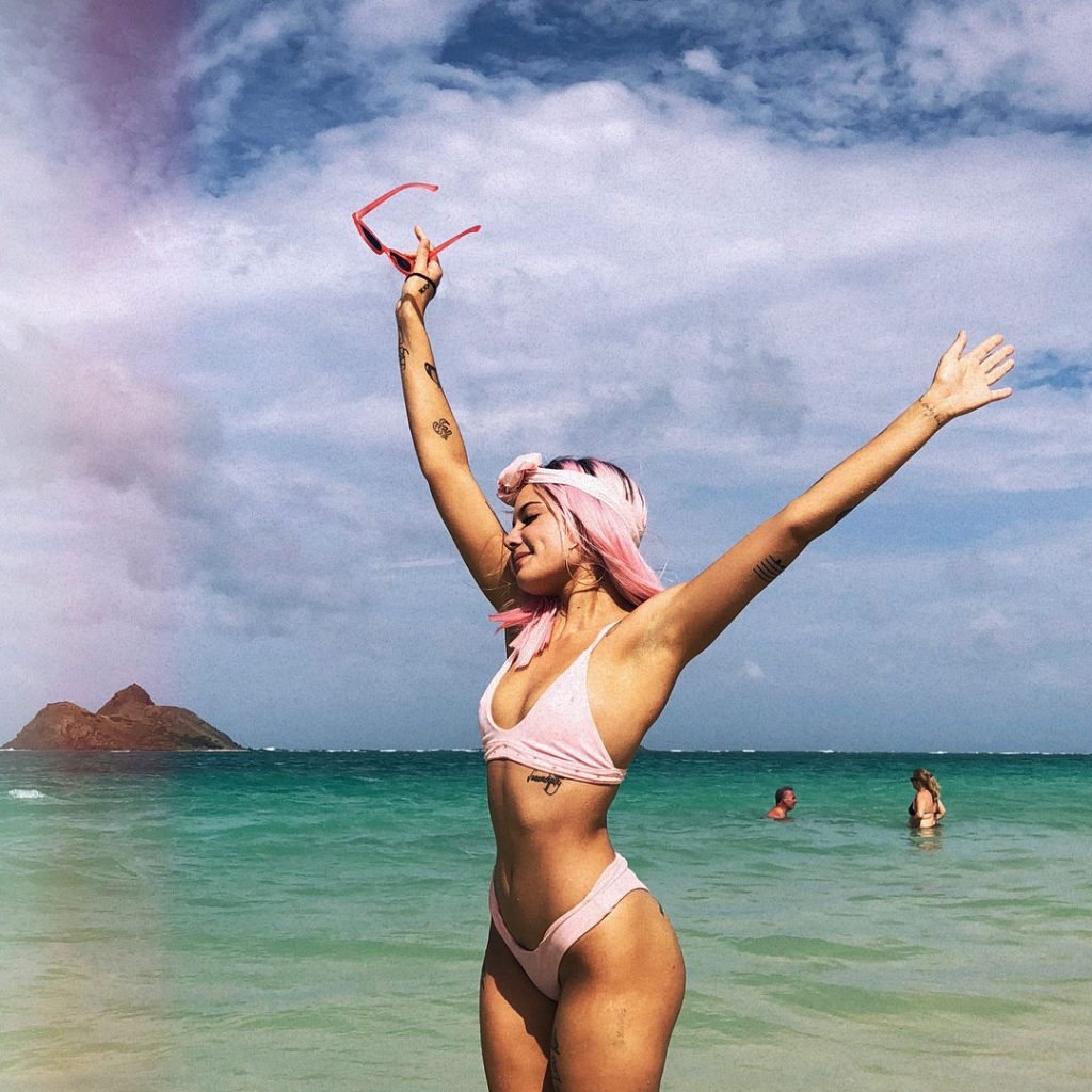 Halsey Sexy (5 Photos)