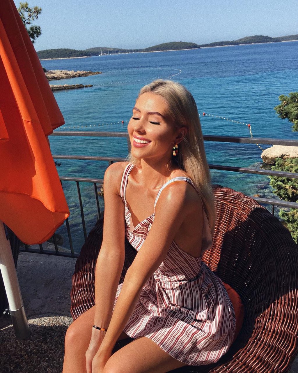 Fashion model and blogger Isabella Gray is a bright and beautiful girl. 