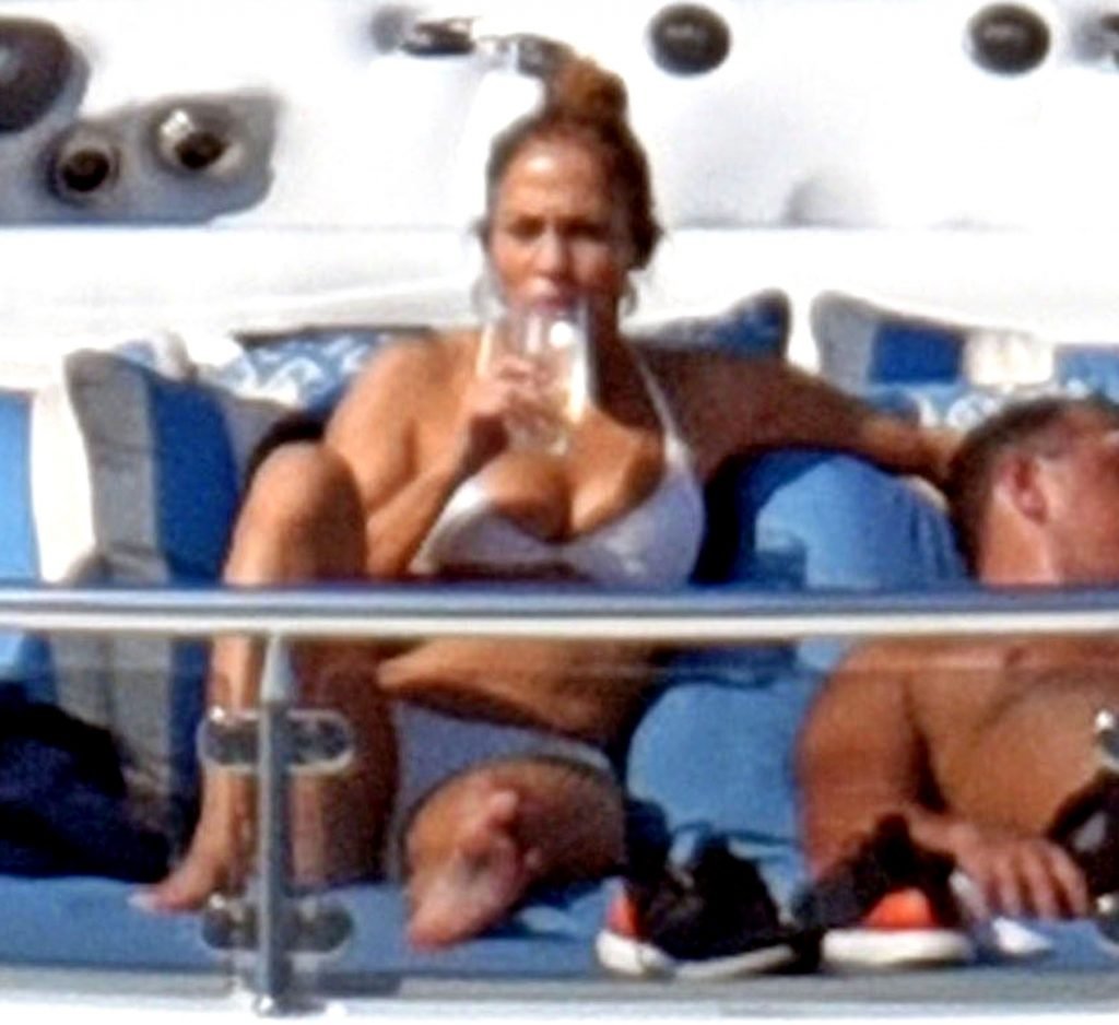 Jennifer Lopez Sexy (91 Photos)
