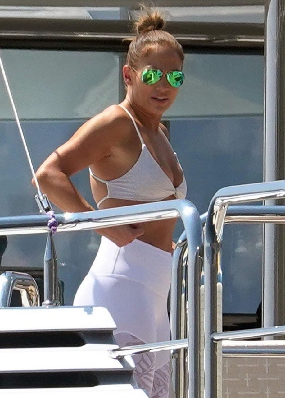 Jennifer Lopez Sexy (91 Photos)