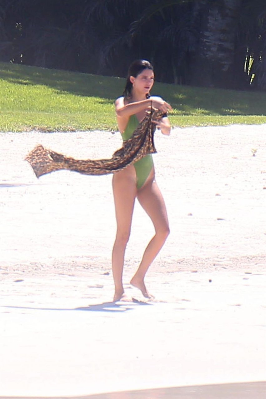 Khloe Kardashian &amp; Kendall Jenner Sexy (198 Photos)