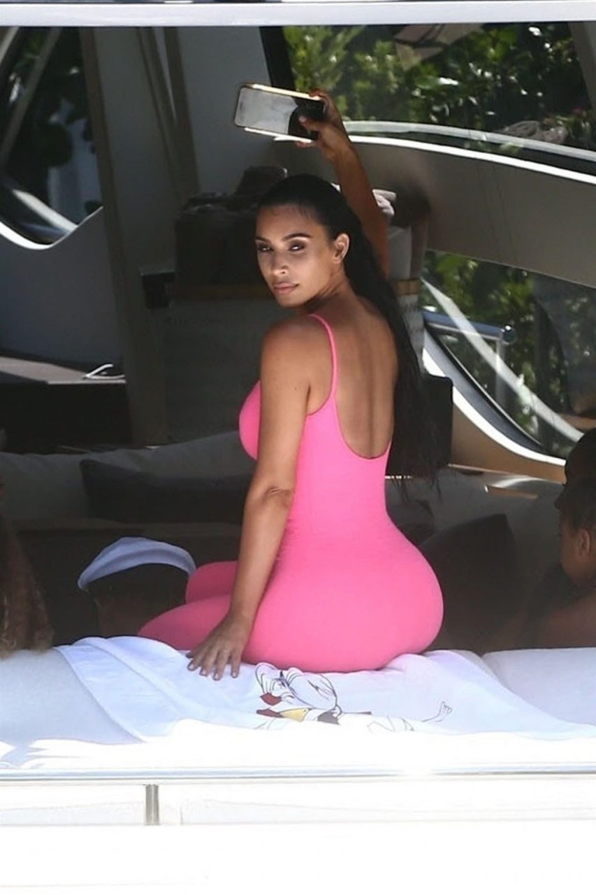 Kim Kardashian Sexy (111 Photos + Video)