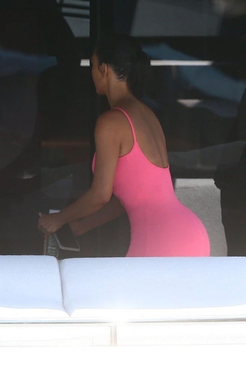 Kim Kardashian Sexy (111 Photos + Video)