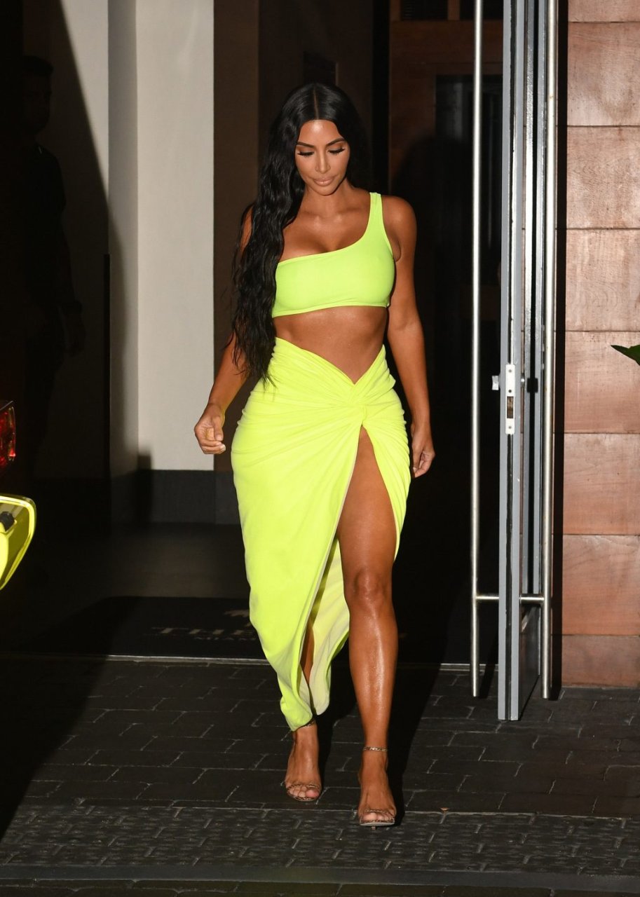Kim Kardashian Sexy (40 Photos + Video)