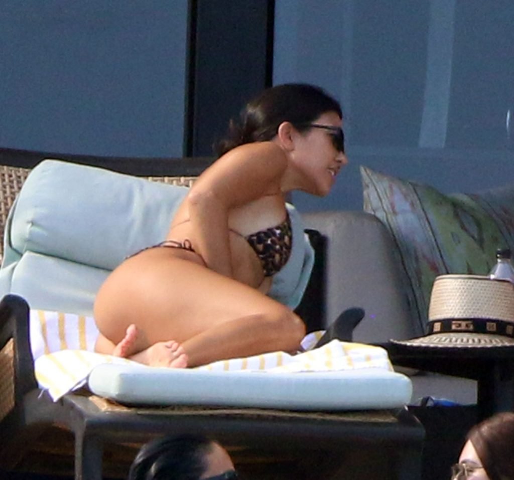 Kourtney Kardashian Sexy (41 Photos)