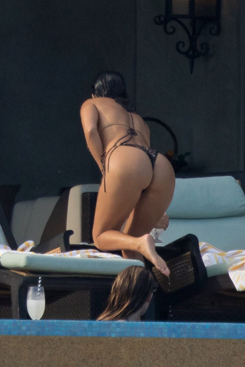 Kourtney Kardashian Sexy (17 Photos)